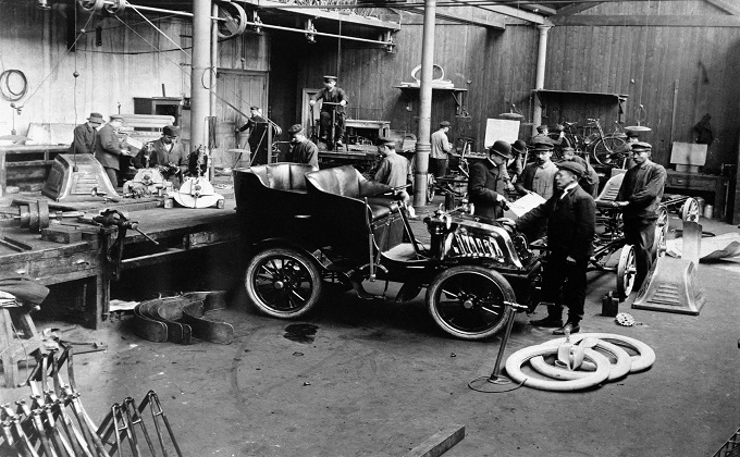 Scania´s Malmö works, showing work in progress on the initial series of five Scania 1903 Type A cars. Seen in the background is what was probably Scania´s first truck. Malmö, Sweden Photo: Scania Archive 1902