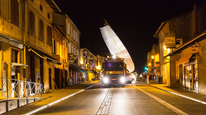 04-Mercedes-Benz-Trucks-Arocs-SLT-Airbus-A380-carriage-of-heavy-goods-680x379