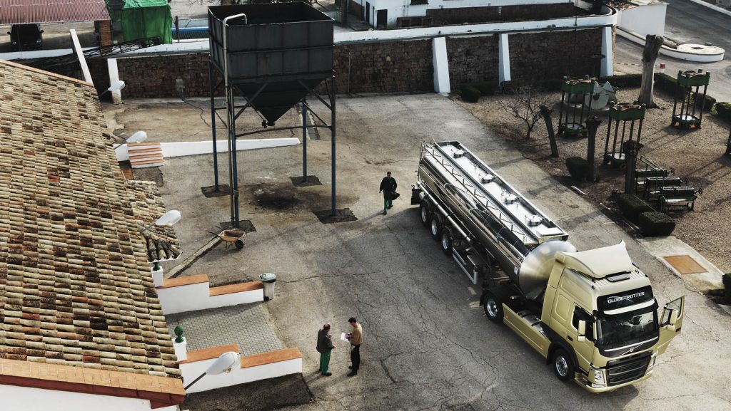 2326x1310-volvo-fm-tanker-truck-top-view