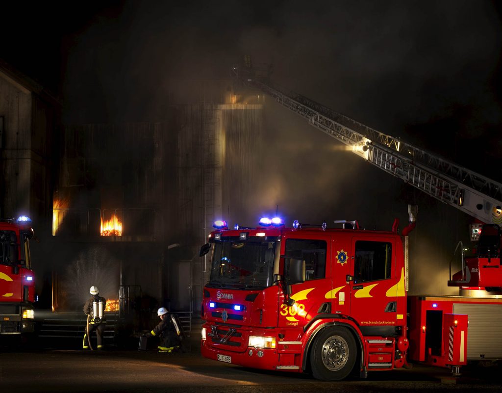 Scania P 380 CrewCab. Aerial platform in front of a burning house. Photo: Gšran Wink 2008