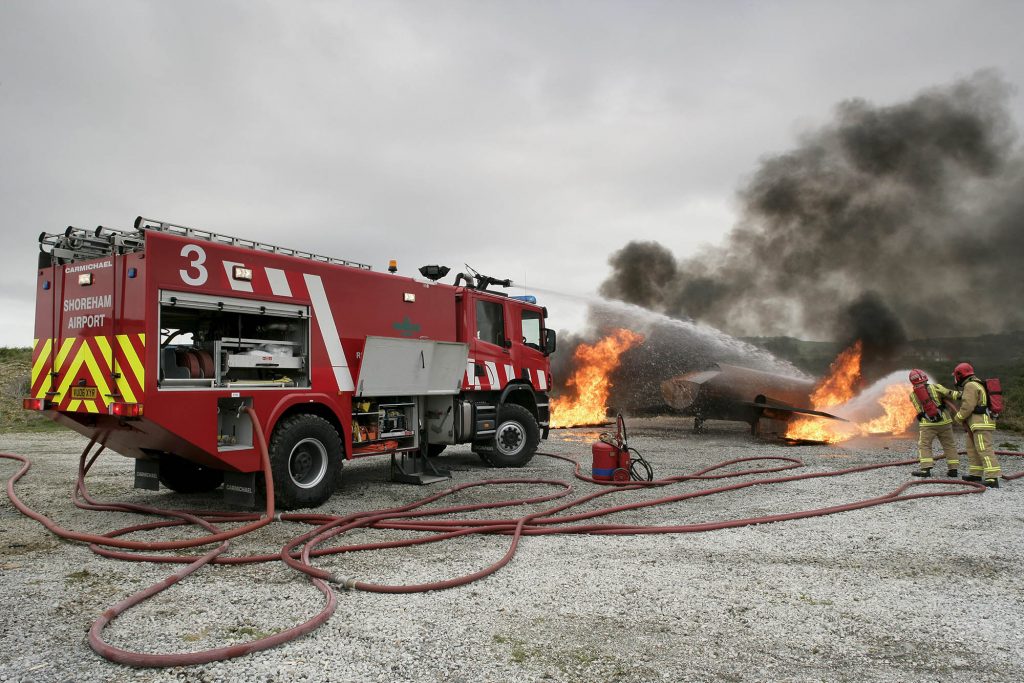 Scania P 270 4x2 fire con la cabina corta CrewCab. Vehículo de rescate en aeropuerto England. Photo: Bryan Winstanley 2008
