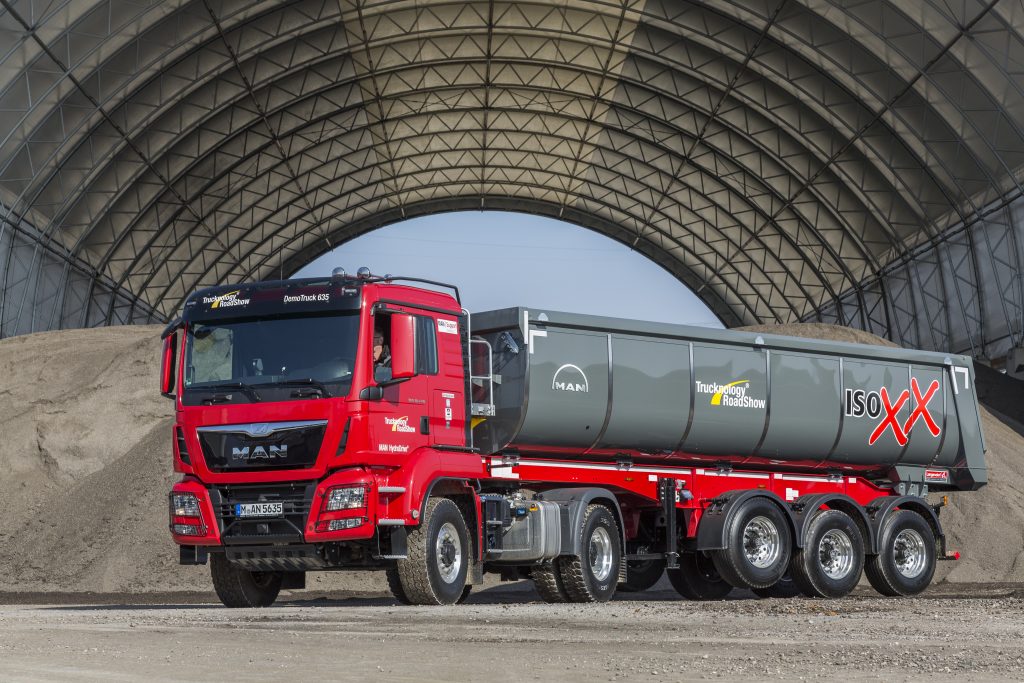 MAN HydroDrive is often built into tractor units for tipper semi-trailers – just like on this MAN TGS 18.440 4x4H BLS.  DE:  Haeufig kommt MAN HydroDrive in einer Kippsattelzugmaschine zum Einbau – wie bei diesem MAN TGS 18.440 4x4H BLS. UK: MAN HydroDrive is often built into tractor units for tipper semi-trailers – just like on this MAN TGS 18.440 4x4H BLS.