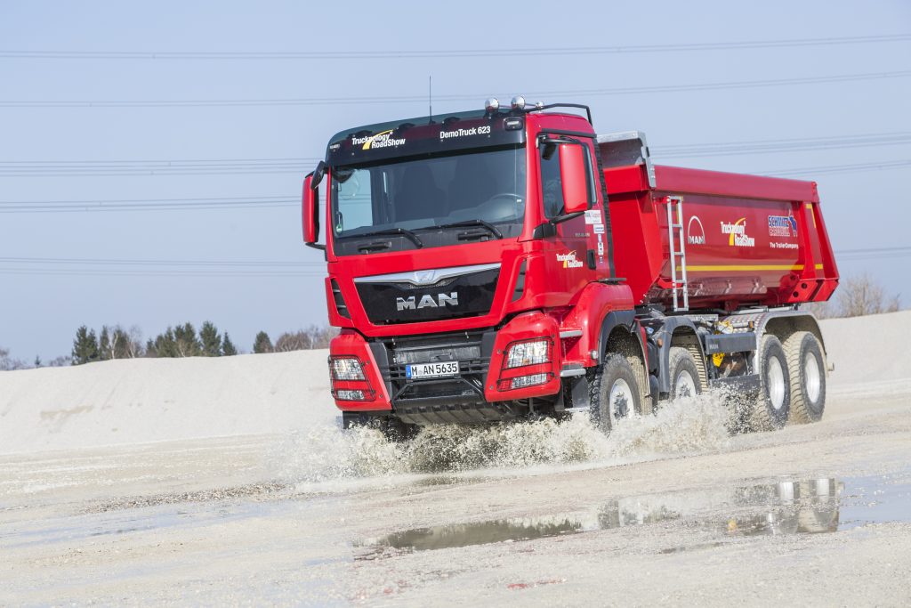 An MAN for tough terrain and high loads: MAN TGS 41.480 8x8 BB with large off-road tyres sized 14.00 R 20 up front and 12.00 R 24 in the rear.  DE:  Ein MAN fuer schweres Gelaende und hohe Lasten: MAN TGS 41.480 8x8 BB mit großer Gelaendebereifung im Format 14.00 R 20 vorne und 12.00 R 24 hinten. UK: An MAN for tough terrain and high loads: MAN TGS 41.480 8x8 BB with large off-road tyres sized 14.00 R 20 up front and 12.00 R 24 in the rear.