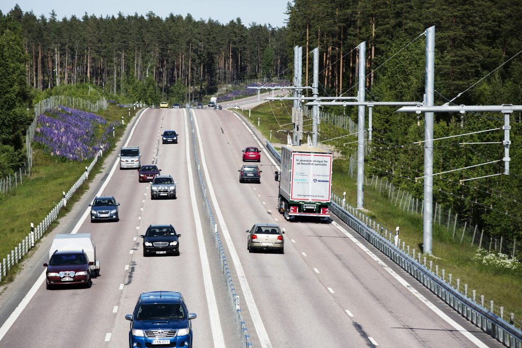 Electric road hybrid truck, Scania G 360 4x2 (Hybrid Truck with Siemens pantograph on the roof) Gävle, Sweden Photo: Tobias Ohls 2016