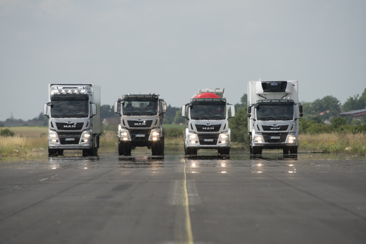 The new MAN trucks receive impressive innovations in both the exterior and interior, together with an even more efficient driveline. (From the left: TGX, two TGS models and TGM) DE: Die neuen MAN erhalten ausdrucksstarke Neuerungen am Exterieur und Interieur sowie einen noch effizienteren Antriebsstrang.(von links: TGX, zwei TGS und TGM) UK: The new MAN trucks receive impressive innovations in both the exterior and interior, together with an even more efficient driveline. (From the left: TGX, two TGS models and TGM)