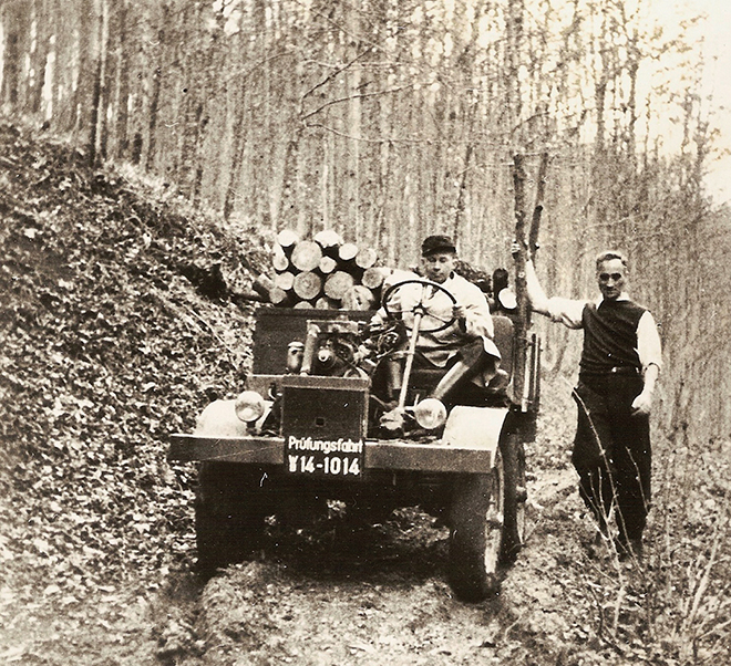 Erste „Prüffahrt“, noch ohne Fahrerhaus, am 9. Oktober 1946. Chefkonstruk¬teur Heinrich Rößler am Steuer, rechts Hans Zabel, der Namensgeber des Unimog.