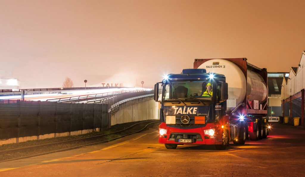 01-mercedes-benz-vehicles-trucks-antos-loader-talke-1180x686