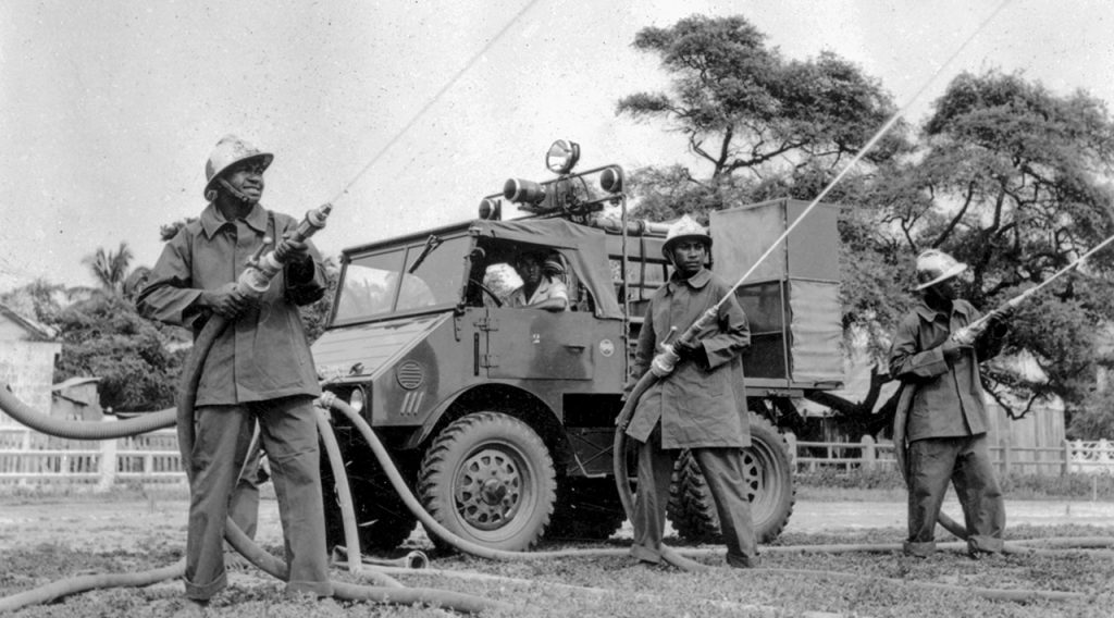 Unimog U25, Baureihe 401 mit Vorbaupumpe und Geräteaufsatz als Feuerwehrfahrzeug in Afrika