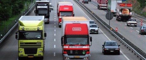 camiones-circulando-por-una-autopista-en-francia-e1355079283594
