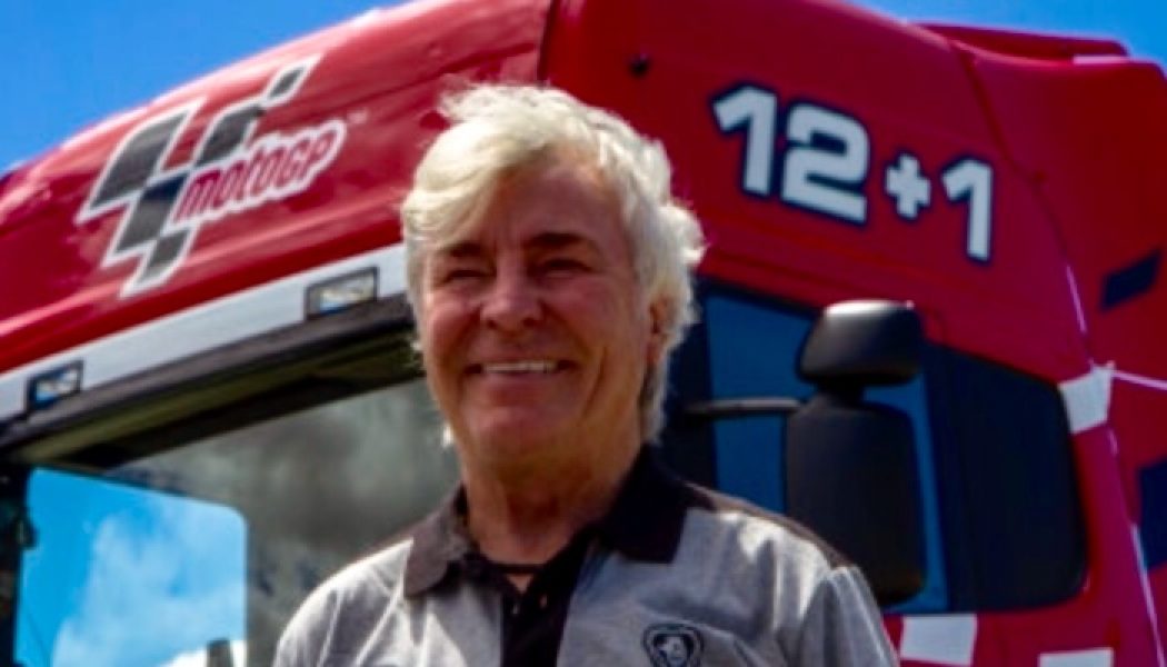 Ángel Nieto al volante de un Scania V8 730 CV en el circuito del Jarama