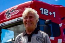 Ángel Nieto al volante de un Scania V8 730 CV en el circuito del Jarama